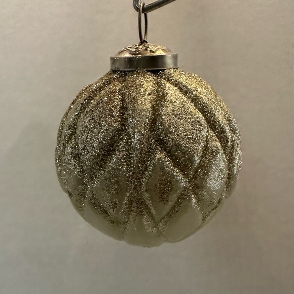 Martha Stewart Christmas Ornaments White/Off White And Gold Glitter - Picture 5 of 15
